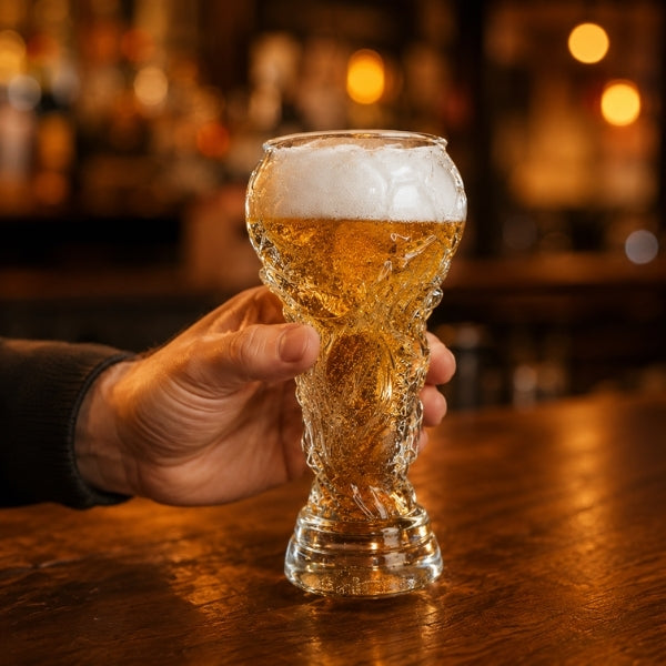 Bierglas in Pokalform 600 ml — Fußball-Design, spülmaschinenfest