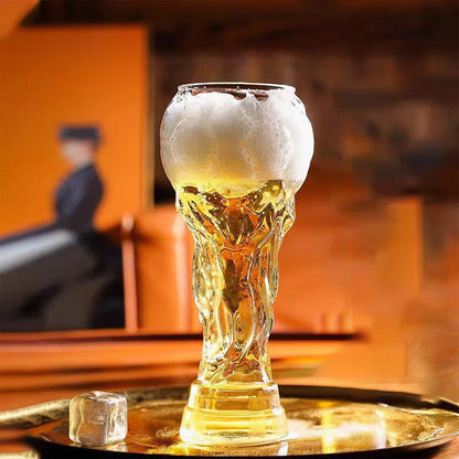 Bierglas in Pokalform 600 ml — Fußball-Design, spülmaschinenfest