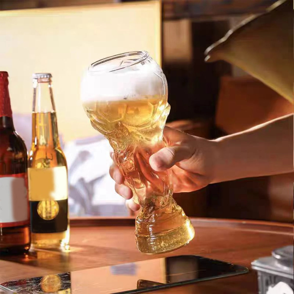 Bierglas in Pokalform 600 ml — Fußball-Design, spülmaschinenfest