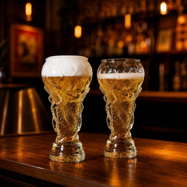 Bierglas in Pokalform 600 ml — Fußball-Design, spülmaschinenfest