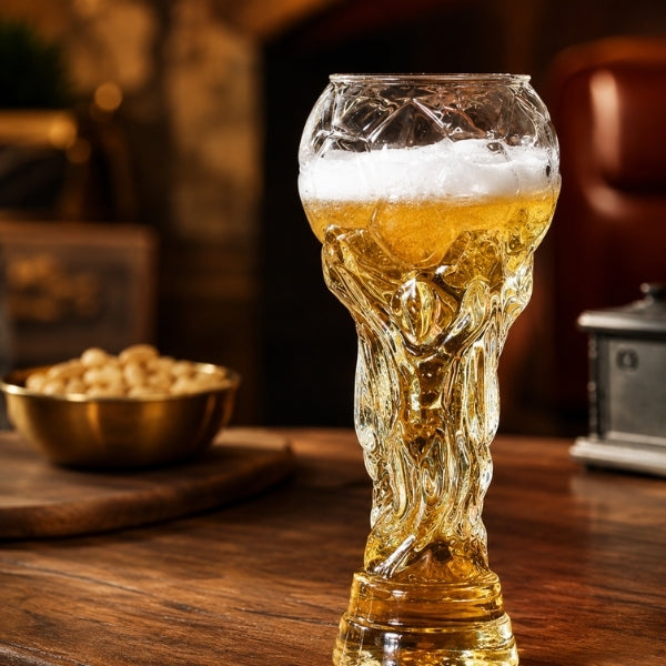 Bierglas in Pokalform 600 ml — Fußball-Design, spülmaschinenfest