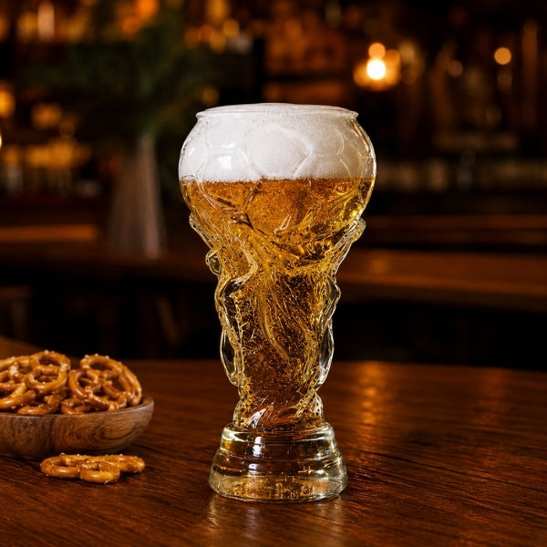Bierglas in Pokalform 600 ml — Fußball-Design, spülmaschinenfest